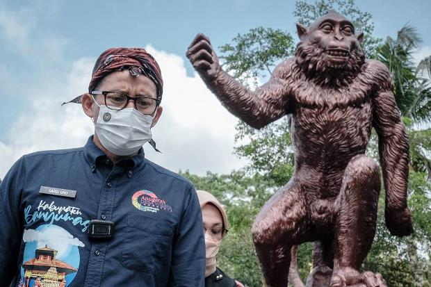 Menggenggam Kehangatan Alam: Wisata Taman Kera Desa Cikakak